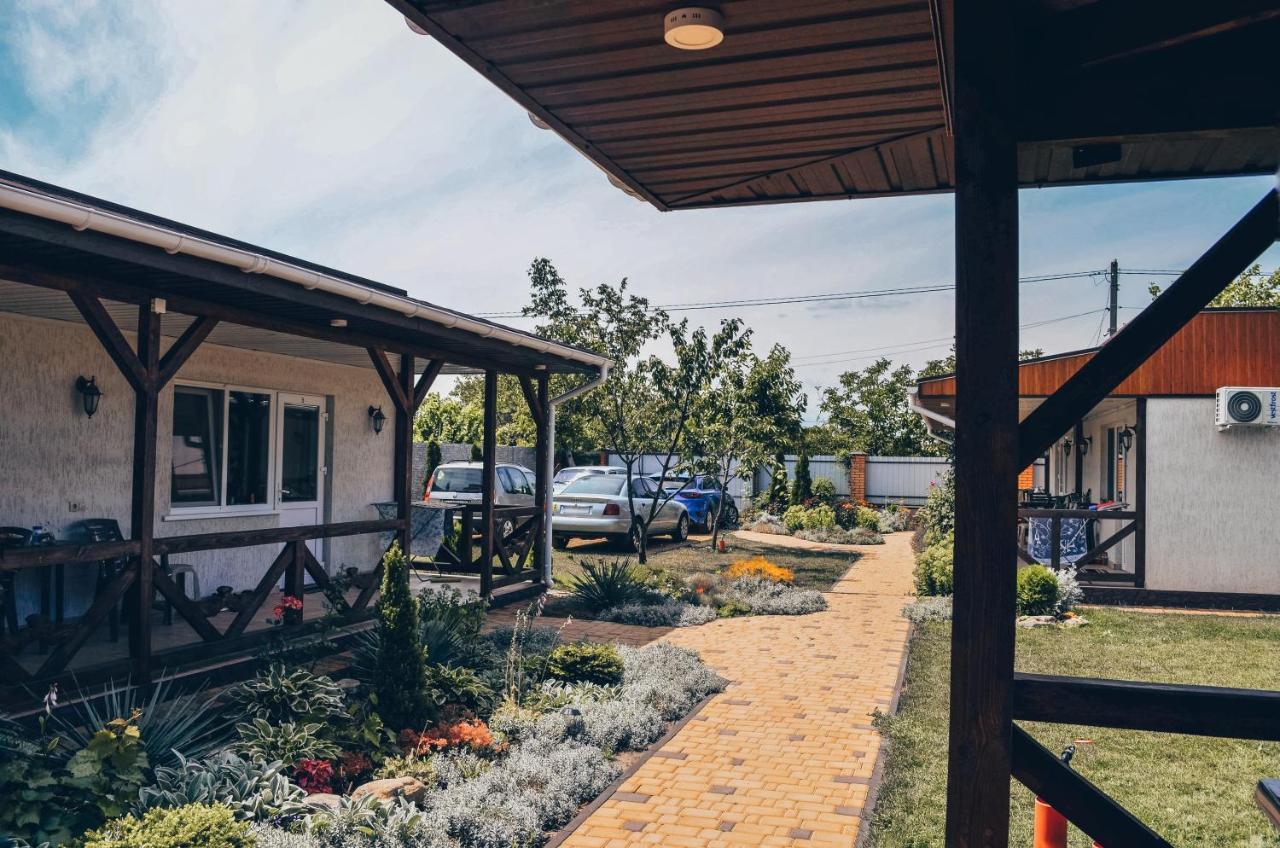 Три Кошки Hotel Черноморск Екстериор снимка
