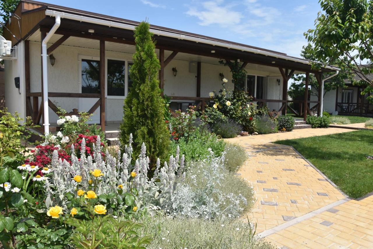 Три Кошки Hotel Черноморск Екстериор снимка
